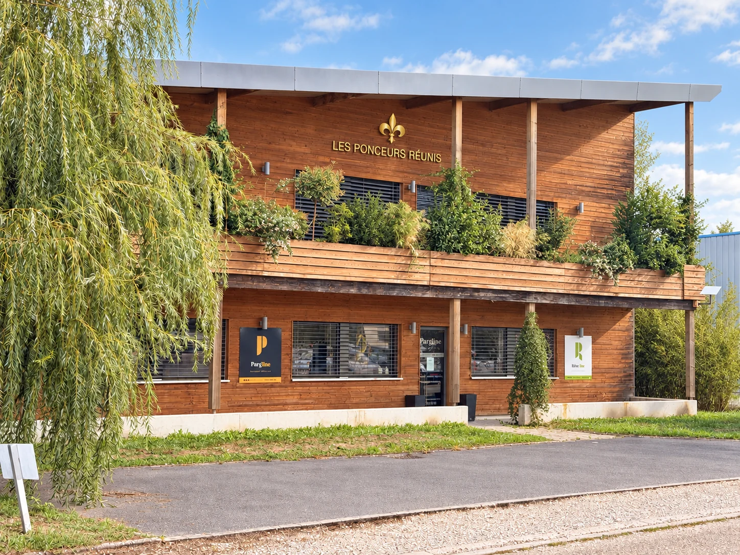 Bâtiment à ossature bois des Ponceurs Réunis à Herrlisheim-près-Colmar, avec son enseigne discrète sur la façade